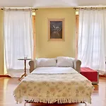 Pantheon Cosy Studio Apartment